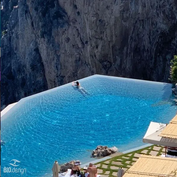 Piscina natural con borde infinito en acantilado