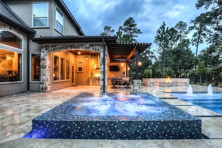 Spa elevado con hidromasaje e iluminación