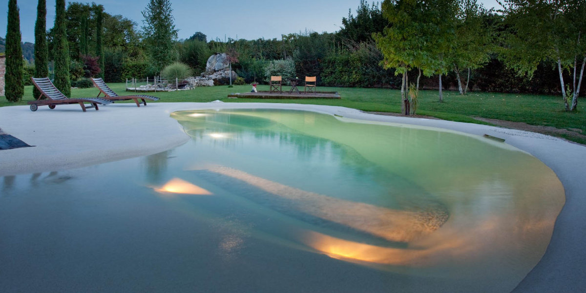 Construcción de alberca tipo playa con acabados tipo arena